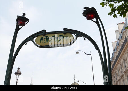 Vue de l'Hector Guimard entrée de la Saint-Michel Métro à Paris, France. Banque D'Images