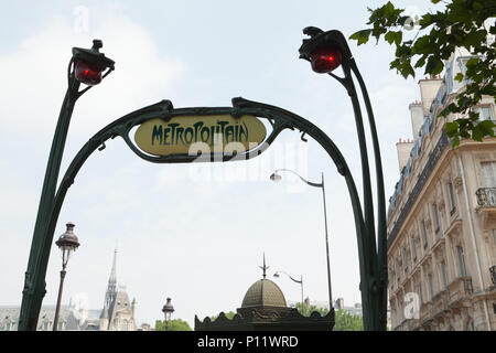 Vue de l'Hector Guimard entrée de la Saint-Michel Métro à Paris, France. Banque D'Images