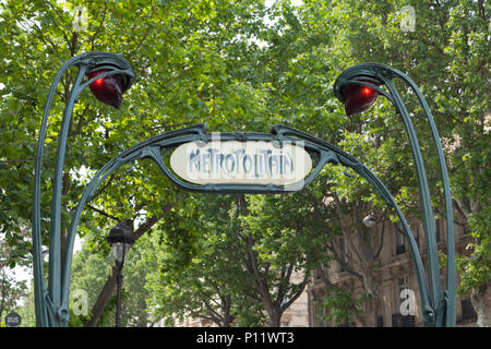 Vue de l'Hector Guimard entrée de la Saint-Michel Métro à Paris, France. Banque D'Images