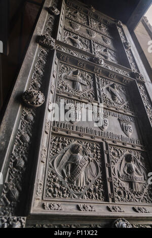 Les portes de la cathédrale de Cologne sont faits de bronze. Il y a des portails 12 symbolisant l'entrée de ciel. Banque D'Images