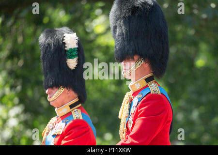 Le Prince William à la parade la couleur à Londres aujourd'hui. Le duc et la duchesse de Sussex ont rejoint la reine pour la parade du défilé de couleurs pour marquer son 92e anniversaire. Imprimer Harry et Meghan Markle, qui a épousé le mois dernier, est arrivé dans le cadre de la procession du chariot. Une grande foule de spectateurs se sont rassemblés pour regarder la cérémonie de samedi, qui a vu autour de 1 000 soldats de mars à Horse Guards Parade dans Whitehall. Banque D'Images