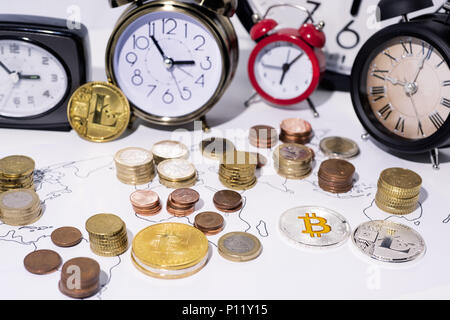 Résumé photo de crypto-cyrency et temps. Beaucoup d'horloges isolé sur fond blanc. Banque D'Images