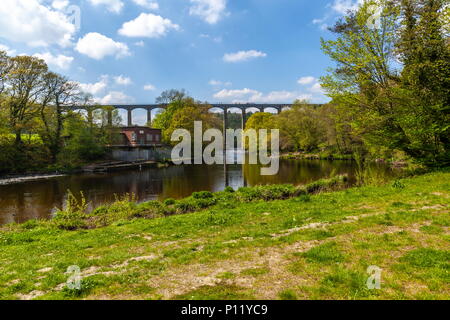 Recherche le long de la rivière Dee vers l'Aqueduc de Pontcysyllte construit Thomas Telford Banque D'Images