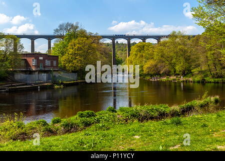 Recherche le long de la rivière Dee vers l'Aqueduc de Pontcysyllte construit Thomas Telford Banque D'Images