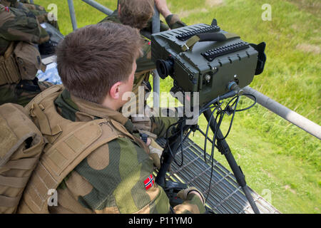 Un soldat norvégien norvégien avec surveillance et d'acquisition d'Brigade-North observe la zone d'impact de la batterie pendant un appel pour la mission d'incendie au Marine Corps Champ périphériques, de l'Atlantique Nord, le 11 mai 2017. Les Norvégiens participent en birman Chase, un multi-annuel, exercice d'entraînement latéral entre les forces armées des États-Unis et les membres de l'OTAN menées pour accroître la maîtrise des incendies de forêt, les méthodes d'insertion et des petites unités tactiques. Banque D'Images