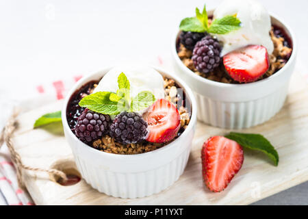 Tarte Crumble avec berry mix, granola et la crème glacée. Banque D'Images