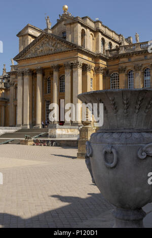 Blenheim Palace, Oxfordshire, England, UK. 20 mai 2018. Météo britannique. Demeure seigneuriale. Des excursions pour profiter de la splendeur de Blenheim Palace sur une journée ensoleillée. Banque D'Images