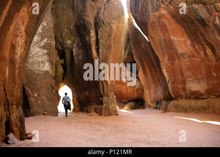 Boy walking in Cuidad de Ittas, Torotoro Parc National, la Bolivie. Banque D'Images