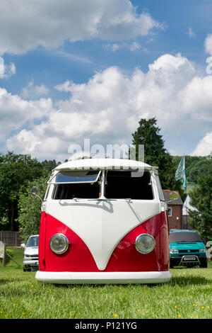 1959 VW Volkswagen personnalisé écran partagé à un fourgon VW Show. Stoner Park, Oxfordshire, Angleterre Banque D'Images