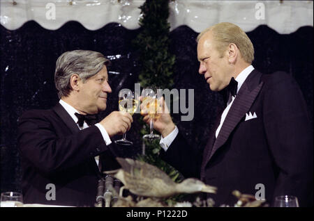 1976, 15 Juillet - Tente sur pelouse Sud - la Maison Blanche - Gerald R. Ford, Helmut Schmidt - debout, raising glasses ; usure formelle - Dîner d'État en l'honneur du Chancelier de la République fédérale d'Allemagne (RFA) et Mme Schmidt Banque D'Images