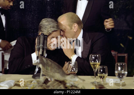 1976, 15 Juillet - Tente sur pelouse Sud - la Maison Blanche - Gerald R. Ford, Helmut Schmidt - assis, le GRF je parle directement dans l'oreille de Schmidt ; usure formelle - Dîner d'État en l'honneur du Chancelier de la République fédérale d'Allemagne (RFA) et Mme Schmidt Banque D'Images