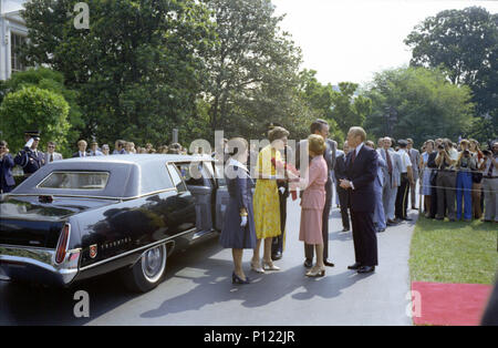 1976, Juillet 27 - Allée du Sud - la Maison Blanche - Gerald R. Ford, Malcolm Fraser, Betty Ford, Shirley Temple Noir, Autres - message d'accueil, de liaison, de l'article, parler à côté de limousine - Arrivée du Premier Ministre de l'Australie Banque D'Images