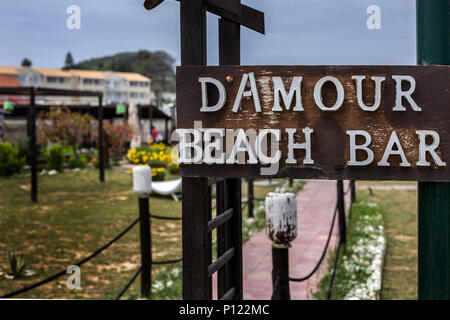 Paleokastritsa, Cofru, Grèce - 10 MAI 2018 Bar de plage, Damour nom est indiqué à l'entrée de celui-ci. Les allées, jardins,meubles, arbres et mult Banque D'Images