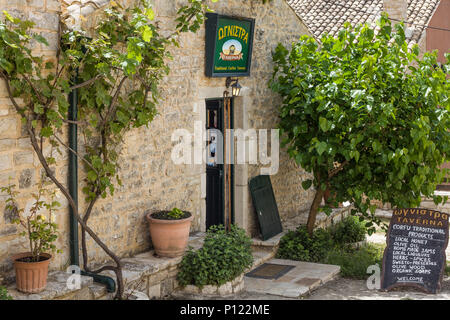 Paleokastritsa, Cofru, Grèce- 10 mai, 2018 nameboard Taverna restaurant grecque accueille les visiteurs manger des produits traditionnels de Corfou Banque D'Images