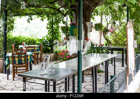 Paleokastritsa, Cofru, Grèce- 10 mai 2018, à l'intérieur ressemble de Taverna le restaurant grec avec des tables et des chaises avec le jardin. restaurants est fo Banque D'Images