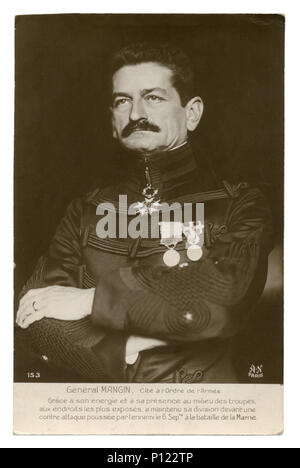 Carte postale photo historique français : Général Mangin en uniforme militaire avec l'ordre de la Légion d'honneur et médailles mains croisées sur sa poitrine. la première guerre mondiale Banque D'Images