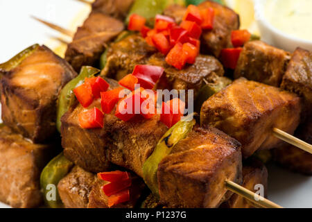 Brochettes grillées de saumon et légumes Banque D'Images