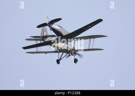 La plus ancienne au monde Fairey Swordfish utilisés par la Royal Navy avec un vol vol historique North American T-6 à Harvard Shuttleworth Banque D'Images