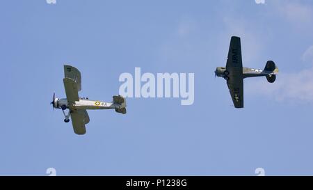 La plus ancienne au monde Fairey Swordfish utilisés par la Royal Navy avec un vol vol historique North American T-6 à Harvard Shuttleworth Banque D'Images