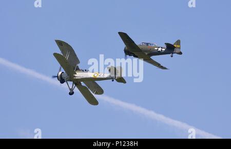 La plus ancienne au monde Fairey Swordfish utilisés par la Royal Navy avec un vol vol historique North American T-6 à Harvard Shuttleworth Banque D'Images