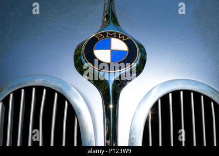 Berlin, Allemagne- juin 09, 2018 : la conception de détail et BMW logo / nom de la marque automobile oldtimer sur gros plan Banque D'Images