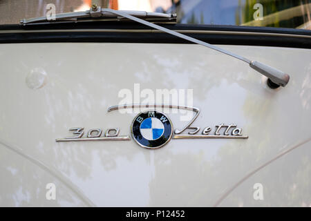 Berlin, Allemagne- juin 09, 2018 : la conception de détail et le logo / nom de marque libre de la BMW Isetta 300 lors de l'événement automobile Oldtimer à Berlin Banque D'Images