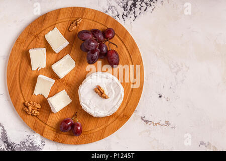 Avec le fromage, les raisins, les noix et le miel. Vue d'en haut. Banque D'Images