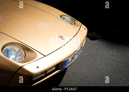 Berlin, Allemagne- juin 09, 2018 : Avant d'une voiture Porsche oldtimer d'or à Berlin pour un événement automobile Oldtimer Banque D'Images