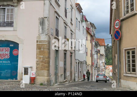 Vue d'une rue de la vieille ville de Coimbra, Portugal. Banque D'Images