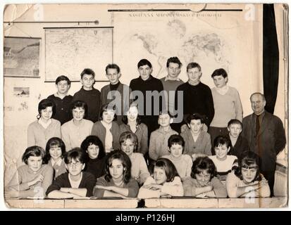 La République socialiste tchécoslovaque - circa 1960 : Retro photo montre les élèves de sexe masculin ayant un enseignant en salle de classe. Banque D'Images