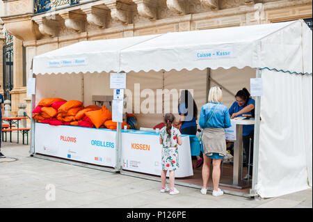 Pillow fight public pour lutter contre la maladie de Parkinson, la Ville de Luxembourg, Luxembourg Banque D'Images