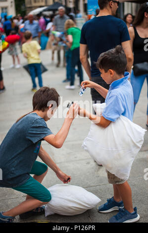 Pillow fight public pour lutter contre la maladie de Parkinson, la Ville de Luxembourg, Luxembourg Banque D'Images