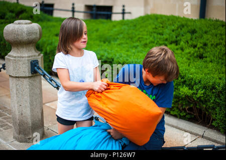 Pillow fight public pour lutter contre la maladie de Parkinson, la Ville de Luxembourg, Luxembourg Banque D'Images