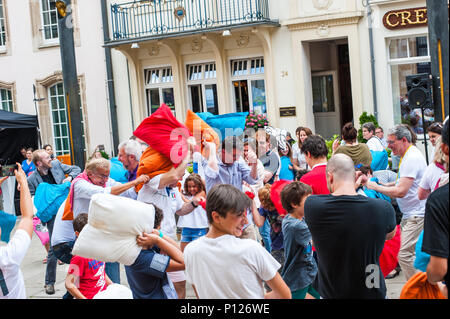 Pillow fight public pour lutter contre la maladie de Parkinson, la Ville de Luxembourg, Luxembourg Banque D'Images