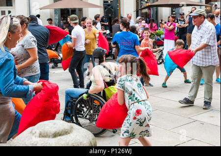 Pillow fight public pour lutter contre la maladie de Parkinson, la Ville de Luxembourg, Luxembourg Banque D'Images