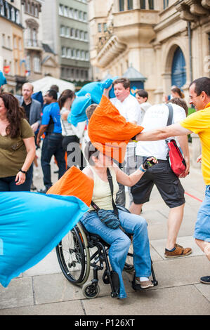 Pillow fight public pour lutter contre la maladie de Parkinson, la Ville de Luxembourg, Luxembourg Banque D'Images