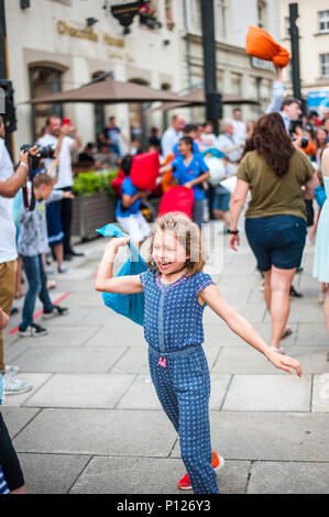 Pillow fight public pour lutter contre la maladie de Parkinson, la Ville de Luxembourg, Luxembourg Banque D'Images