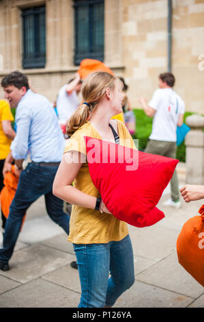 Pillow fight public pour lutter contre la maladie de Parkinson, la Ville de Luxembourg, Luxembourg Banque D'Images