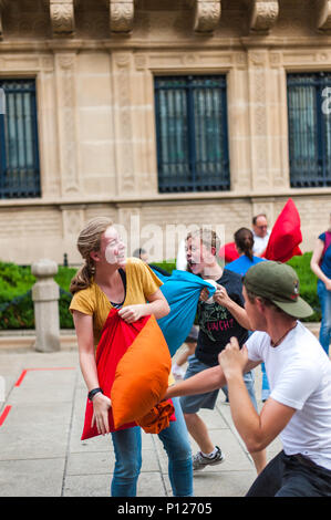 Pillow fight public pour lutter contre la maladie de Parkinson, la Ville de Luxembourg, Luxembourg Banque D'Images