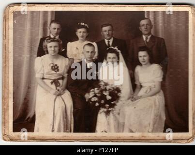 La République tchécoslovaque - Vers les années 1940 : une vieille photo noir et blanc montre de nouveaux mariés et invités du mariage. Banque D'Images