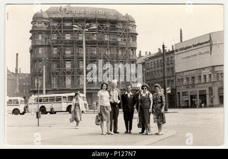 Allemagne - circa 1960 : Vintage photo montre un groupe de personnes dans la ville inconnue en Allemagne (RDA). Banque D'Images