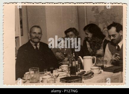 La République tchécoslovaque - Vers les années 1940 : Vintage photo montre pendant la fête de la famille. Banque D'Images