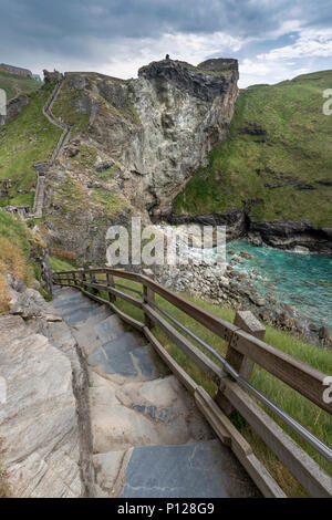 Les étapes escarpées jusqu'à l'étape historique du Château de Tintagel en Cornouailles du Nord. Banque D'Images