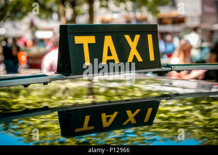 Vintage enseigne sur toit de voiture - chauffeur de taxi Banque D'Images