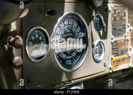 Compteur / compte-tours sur vintage ancienne planche de bord - oldtimer - intérieur Banque D'Images