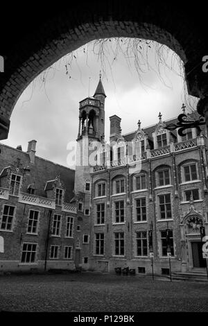 Le Palais de Gruuthuse (Paleis van de Heeren van Gruuthuse), Brugge, Belgique, des écuries de l'autre côté de la cour : version noir et blanc Banque D'Images