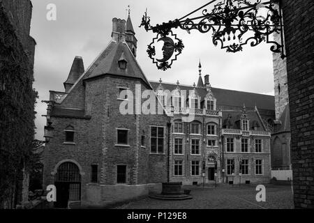 La ferronnerie d'élaborer avec des demi-lune au-dessus de l'entrée du Palais de Gruuthuse, Brugge, Belgique : version noir et blanc Banque D'Images