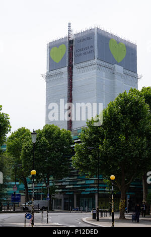 London, UK, 9yh Jun 2018 Journée. Tour de Grenfell, scène du désastreux incendie mortel sur la semaine du premier anniversaire. La tour est couverte de noe Banque D'Images