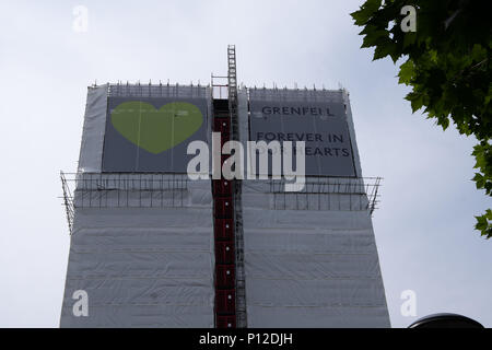 London, UK, 9yh Jun 2018 Journée. Tour de Grenfell, scène du désastreux incendie mortel sur la semaine du premier anniversaire. La tour est couverte de noe Banque D'Images
