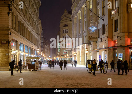 Les piétons circulant sur un couvert de neige en Vaci utca Budapest la nuit en hiver Banque D'Images